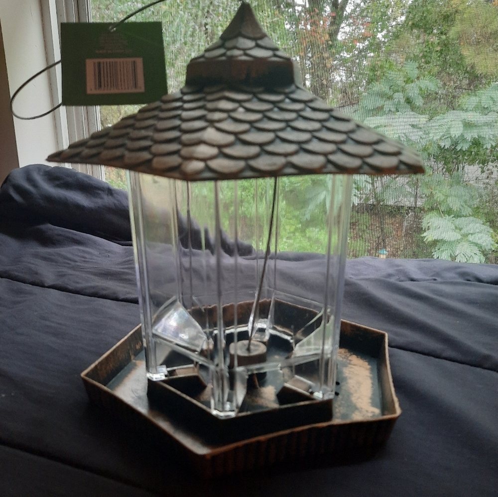 NWT bird feeder